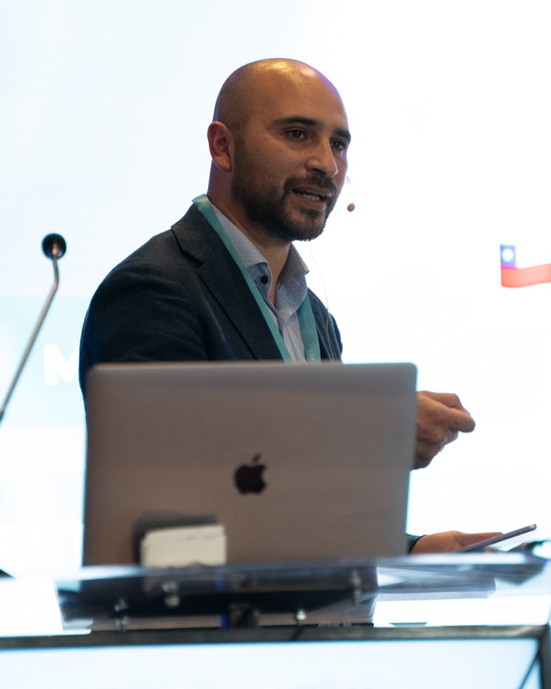 Mario Parra exponiendo en un congreso